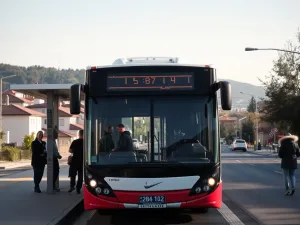 Nowoczesny autobus miejski ZKM Bielawa na spokojnym przystanku, pasażerowie wsiadają w słoneczny dzień