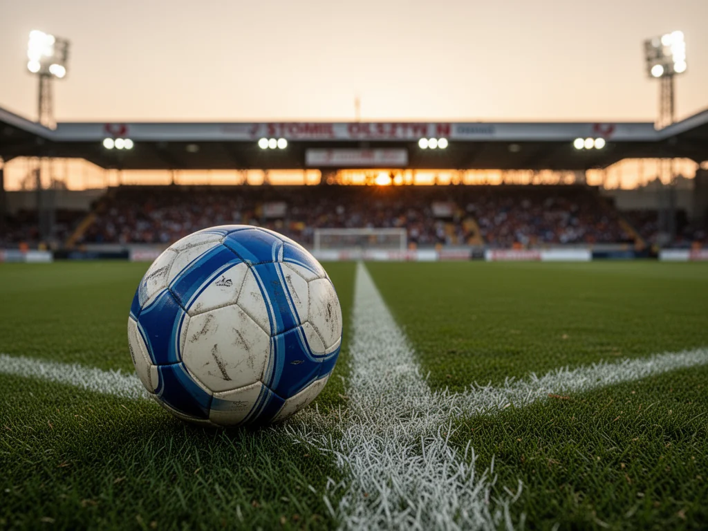 Piłka na murawie stadionu Stomilu Olsztyn o zachodzie słońca, nawiązanie do najlepszych sezonów i rankingów klubu.